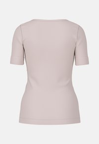 Hellrosa Kurzarmoberteil mit Rundhalsausschnitt, das ein figuroptimierendes Design und gestickte Details aufweist. Glatter Stoff, keine sichtbaren Muster oder Akzente.