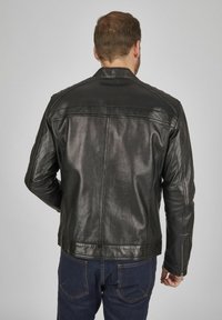 Čierna kožená bunda s hladkou textúrou, prispôsobeným strihom a jemným švom na pleciach; zips na rukávoch; zadný pohľad.