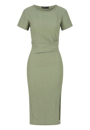 Robe midi côtelée vert clair avec manches courtes, col rond, fente latérale et détail torsadé à la taille.