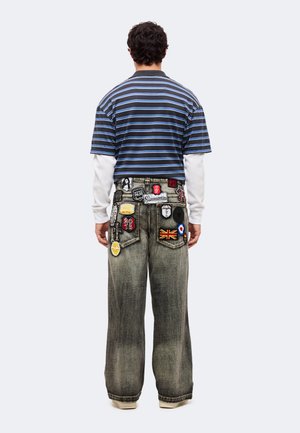 Jaded London, MULTI BADGE - Торбести дънки - grey