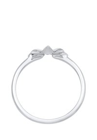 Sølvring med en glat, rund ring og et enkelt design samt spidse detaljer i hver ende.