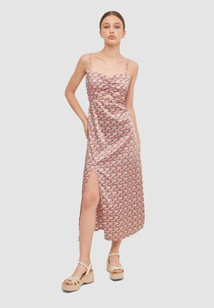 Vestido largo de tela satinada con un patrón de ondas en rosa y verde, tirantes ajustables y una abertura lateral hasta el muslo.