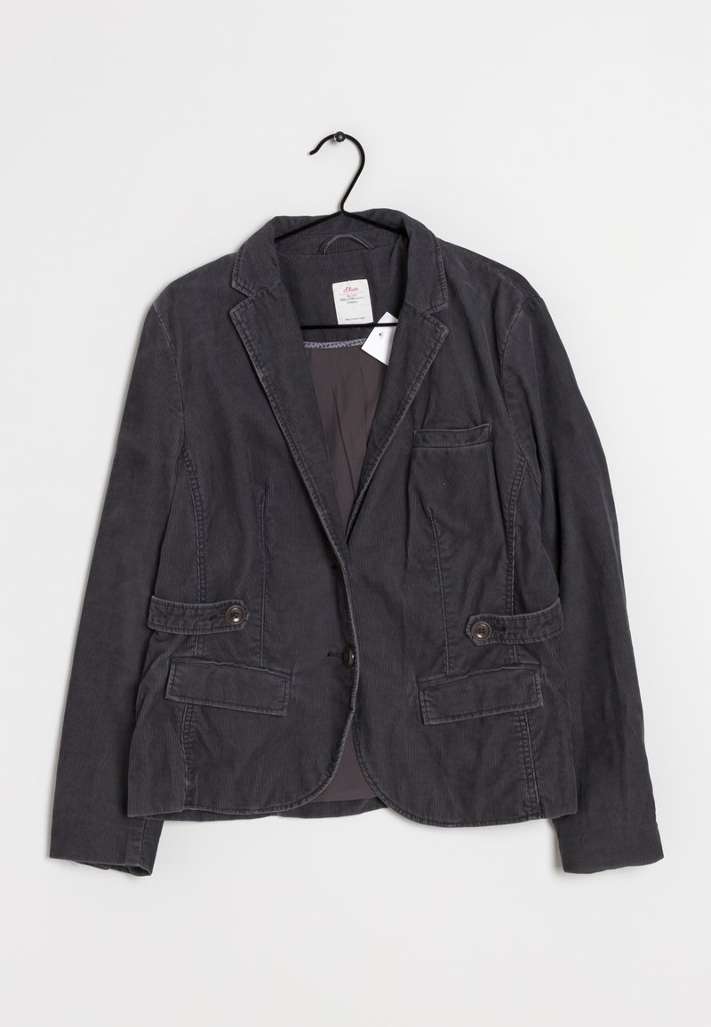 Donkergrijze corduroy blazer met een reverskraag, twee voorzakken en twee knopen. Binnenkant gevoerd met grijze stof, hangend aan een haak.