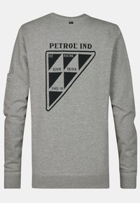 Sudadera gris con un gráfico triangular negro que incluye el texto "PETROL IND" y patrones en su interior. Mangas largas con puños acanalados.