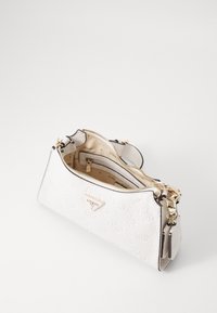 Borsa a tracolla bianca con texture, chiusura con zip, dettagli in oro e una placca con logo, dotata di un interno beige e più scomparti.