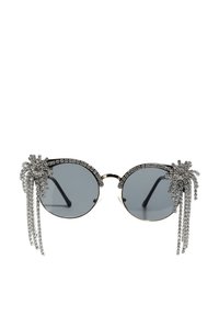 Runda solglasögon med mörka linser, silverfärgade bågar och framträdande kristallsmycken på skalmarna, med kaskaddesign.