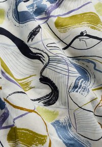 Material cu modele abstracte în nuanțe de albastru, violet, verde și negru pe un fundal alb; textură moale cu linii și forme curgătoare.