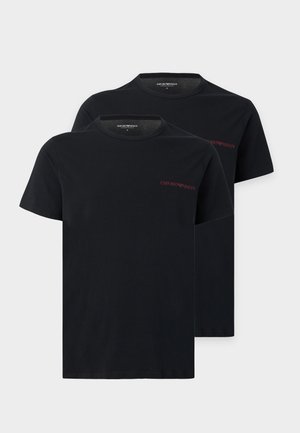 Δύο μαύρα κοντομάνικα T-shirts με στρογγυλή λαιμόκοψη και μικρό κόκκινο λογότυπο Emporio Armani στο στήθος, εμφανίζονται σε απλό φόντο.