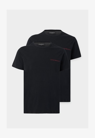Δύο μαύρα κοντομάνικα T-shirts με στρογγυλή λαιμόκοψη και μικρό κόκκινο λογότυπο Emporio Armani στο στήθος, εμφανίζονται σε απλό φόντο.