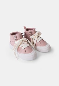 Roze hoge sneakers met een bovenwerk van stof, witte rubberen zool, grote witte veters en metalen oogjes voor het rijgen. Beschikt over een gevoerde kraag.