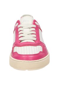 Witte en roze sneaker met een geperforeerde neus, ronde witte veters en een off-white textuur outsole. Heeft roze accenten aan de zijkanten.