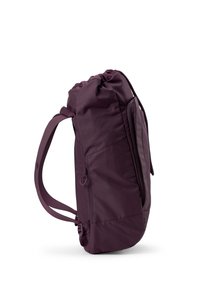 Lila Stoff-Rucksack mit einem lockeren Oberteil, verstellbaren Riemen und einer seitlichen Reißverschluss-Tasche. Das Material hat eine glatte Textur und eine langlebige Verarbeitung.