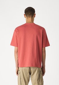 Selected Homme SLH LOOSE OSCAR O NECK TEE - Basic póló - mineral red