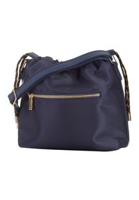 Borsetta in tessuto blu navy con chiusura a coulisse, dotata di una tasca frontale con zip e tracolle testurizzate e stampate con dettagli in metallo dorato.