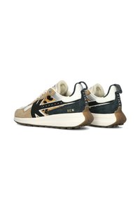 Scarpe sportive color cammello e nere in materiali scamosciati e tessili, con suola curva, dettagli con motivo leopardato e logo sul tallone.