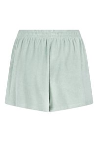 Lichtgroene badstof shorts met elastische tailleband en een relaxte pasvorm, van achteren weergegeven op een witte achtergrond.