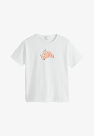 Weißes T-Shirt mit kurzen Ärmeln, bedruckt mit einem Aquarell-Croissant und dem Schriftzug "sweet tooth" darüber auf der Brust.