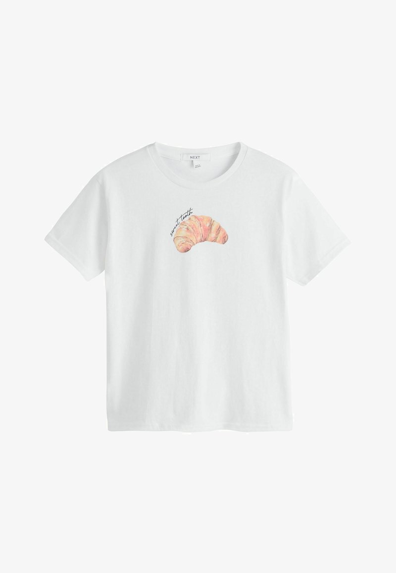 T-shirt blanc à manches courtes avec un croissant imprimé en aquarelle et le texte « sweet tooth » au-dessus, sur la poitrine.