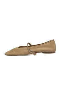 Bailarinas de ante beige con puntera puntiaguda, una delgada correa en el tobillo que presenta un hebilla de plata y una suela baja y plana.