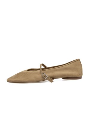 Bailarinas de ante beige con puntera puntiaguda, una delgada correa en el tobillo que presenta un hebilla de plata y una suela baja y plana.