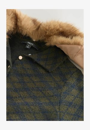 Cappotto a quadri verde e blu navy con colletto in pelliccia sintetica marrone e foderato in beige, dotato di chiusura a bottoni e etichetta che indica la taglia S.
