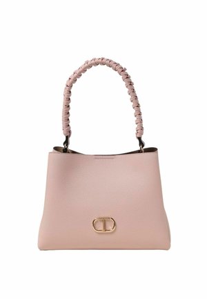 Borsa a mano in pelle rosa con finitura testurizzata, dotata di manico intrecciato e un dettaglio in metallo dorato sul davanti.