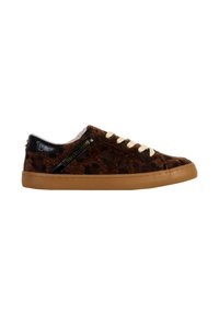Sneakers con stampa leopardata, texture in pelle marrone, dettagli in pelle nera, lacci crema e suola in gomma tan. Design semplice, stile low-top.