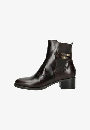 Bottines en cuir marron avec une finition lisse, des panneaux latéraux élastiques et un petit talon carré. Présente des accents métalliques décoratifs.