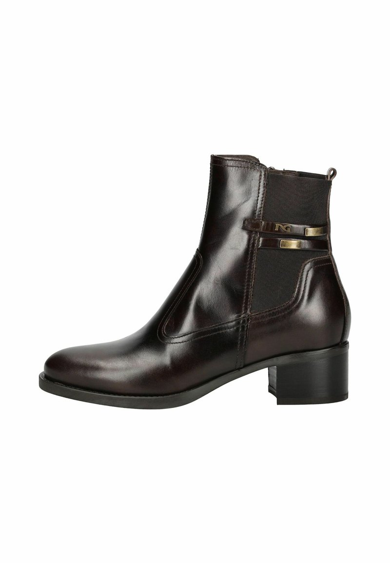 Bottines en cuir marron avec une finition lisse, des panneaux latéraux élastiques et un petit talon carré. Présente des accents métalliques décoratifs.