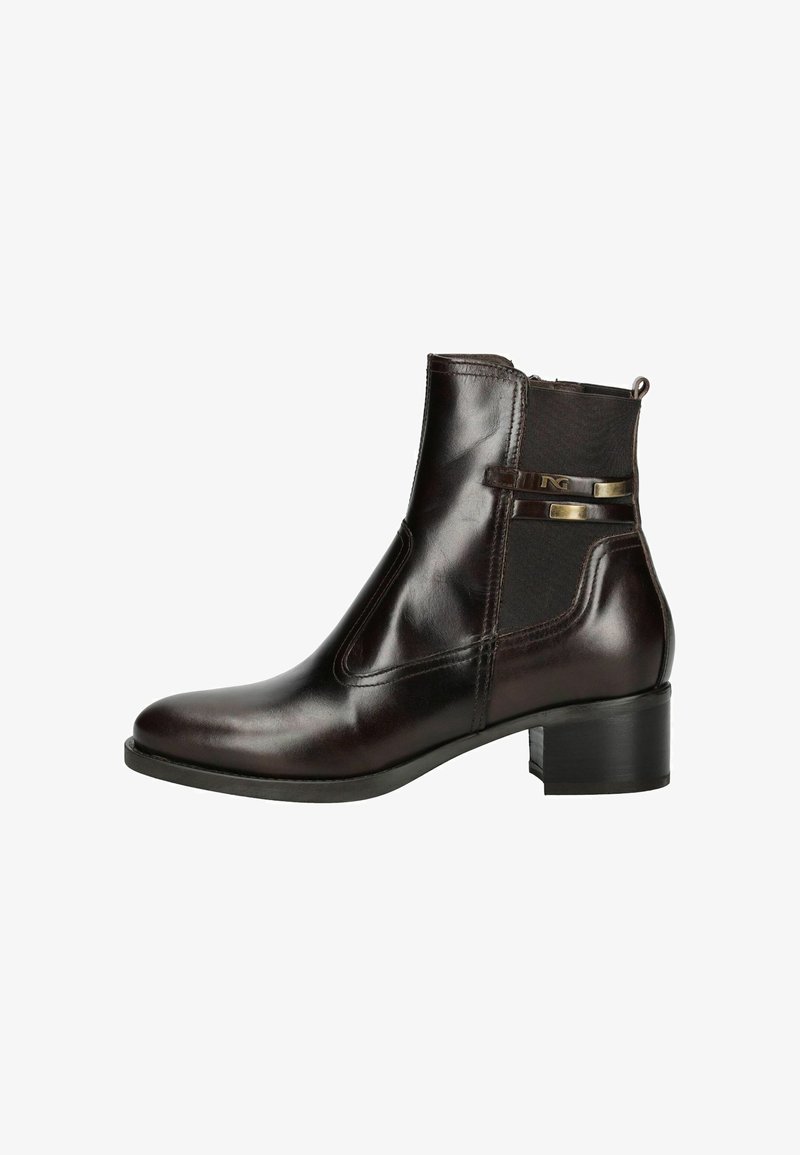 Braune Leder-Ankle-Boots mit glatter Oberfläche, elastischen Seitenpaneelen und einem kleinen Blockabsatz. Mit dekorativen Metallakzenten.