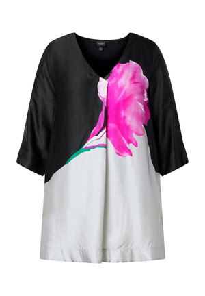 Schwarz-weiße Bluse mit dreiviertel Ärmeln und großem pinkfarbenem Blumenmuster auf der Vorderseite.