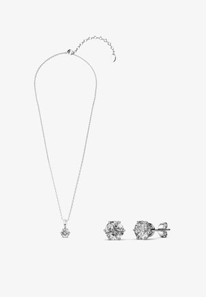 Collana d'argento con un piccolo ciondolo esagonale e orecchini a perno esagonali coordinati, con accenti di pietre trasparenti. Design della catena semplice.