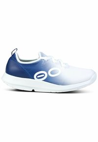 Športové topánky s hladkým, gradientným dizajnom od bielej po modrú. Obsahujú polstrovaný golier, biele šnúrky a vyvýšené biele logo.