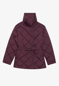 Giacca a vento bordeaux con collo alto, texture trapuntata, maniche lunghe e vita con cintura. Presenta una cucitura a motivo diamante.