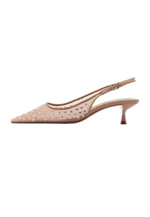 Chaussure slingback beige à bout pointu avec un petit talon kitten, tige transparente ornée de petits clous argentés et bride réglable avec boucle.