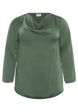 Grøn, let top med draperet halsudskæring og trekvartærmer. Stoffet har en glat tekstur og en afrundet kant.