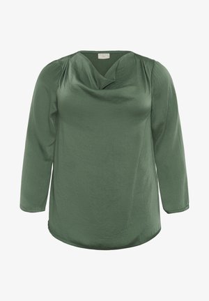 Zelený, lehký top s volně padajícím výstřihem a tříčtvrtečními rukávy. Látka má hladkou strukturu a kulatý lem.