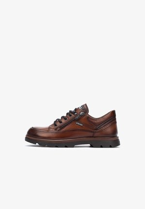 Chaussures en cuir marron avec une texture lisse, un design à lacets et une fermeture éclair sur le côté. Semelle en caoutchouc légère avec une adhérence texturée.