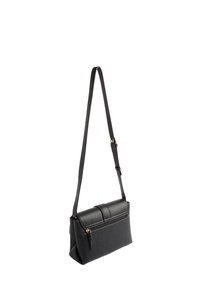 Borsa a tracolla nera in pelle con superficie testurizzata, tasca frontale con zip e tracolla regolabile. Forma rettangolare con chiusura a patta.