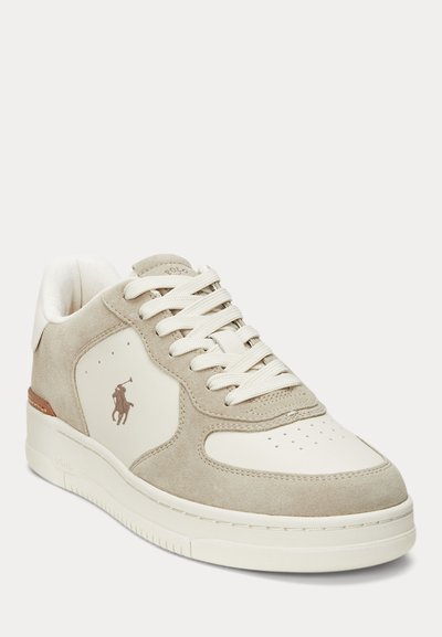Sneaker basse con pannelli in pelle scamosciata beige e pelle bianca, lacci bianchi e piccolo logo giocatore di polo sul lato.