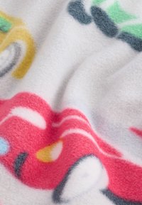 Fleece-Decke mit einem bunten abstrakten Muster in Pink, Gelb, Grün und Blau auf weißem Hintergrund mit weicher Textur.