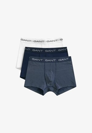Tre paia di boxer da uomo in bianco, blu navy uniforme e blu navy con pallini bianchi, ciascuno con una fascia in vita marchiata GANT.
