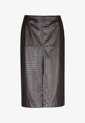 Jupe crayon en simili cuir marron avec une texture crocodile, présentant une coupe ajustée et une finition lisse, longueur genou avec des détails de couture simples.