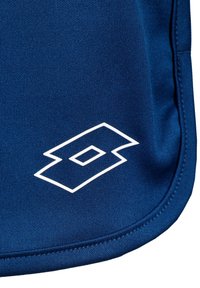 Tessuto blu con una finitura testurizzata, caratterizzato da un logo geometrico bianco prominente nell'angolo in basso a destra; bordi lisci e dettagli di cucitura.