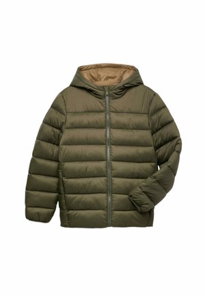 Dreng iført en olivengrøn polstret jakke med hætte, lynlås foran og blå jeans, stående mod en ensfarvet lys baggrund.