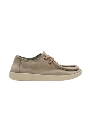 Zapato casual beige de cuero con cordones, diseño de punta mocasín y suela plana de goma cremosa, mostrado de lado sobre fondo blanco.