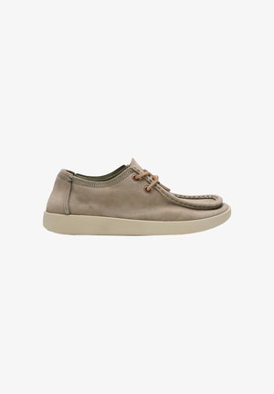 Zapato casual beige de cuero con cordones, diseño de punta mocasín y suela plana de goma cremosa, mostrado de lado sobre fondo blanco.