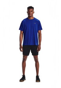 Sinine lühikeste varrukatega spordisärk ümmarguse kaelusega, millele on lisatud mustad lühikesed püksid. Kangas on sile, kerge ja niiskust imav.