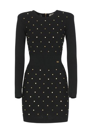 Abito lungo nero con maniche lunghe, dal taglio aderente, con un motivo a rombi trapuntato e borchie dorate che adornano la superficie, chiusura con zip sul retro.