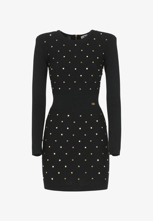 Abito lungo nero con maniche lunghe, dal taglio aderente, con un motivo a rombi trapuntato e borchie dorate che adornano la superficie, chiusura con zip sul retro.